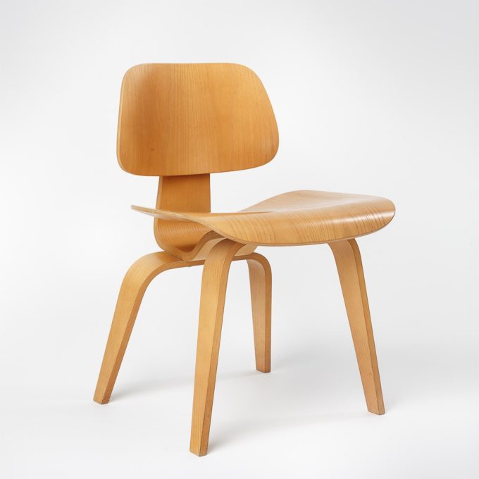 alt=“Plywood chair - Charles Eames“